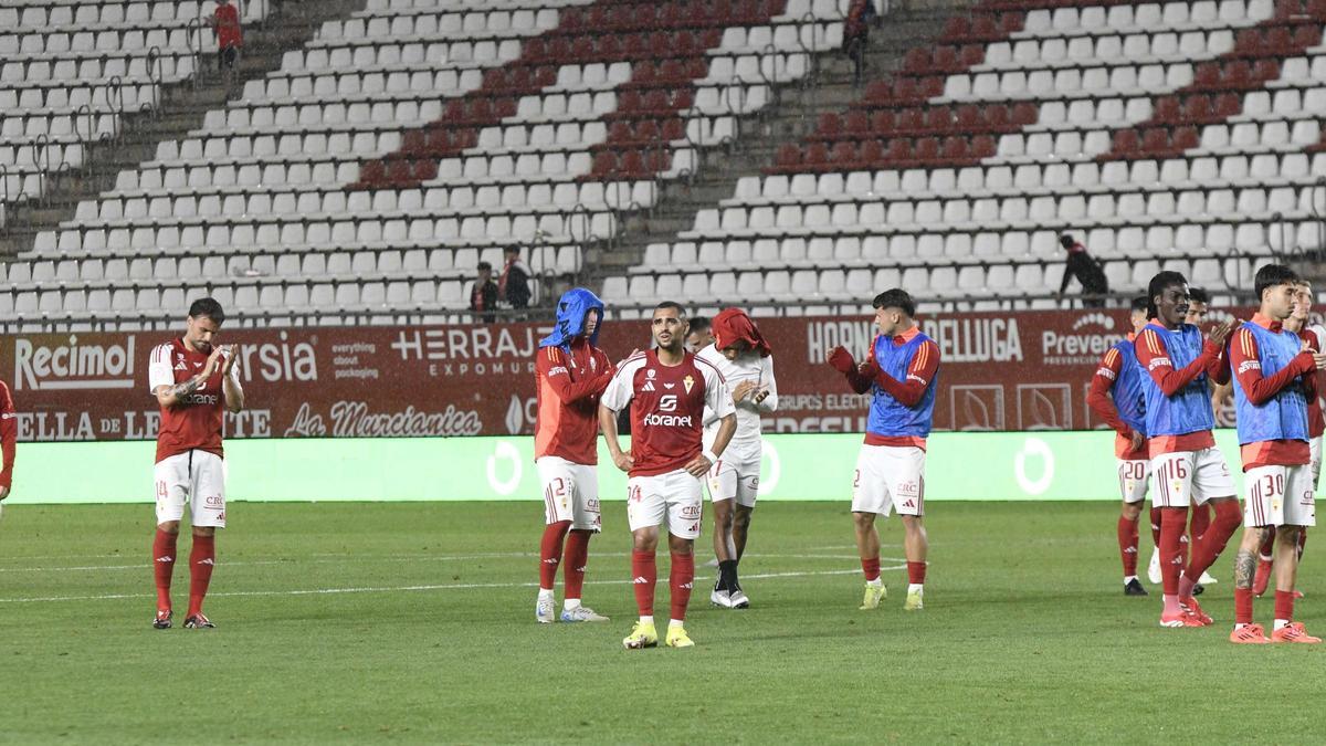 Decepción en las caras de los jugadores del Real Murcia tras el empate contra el Antequera