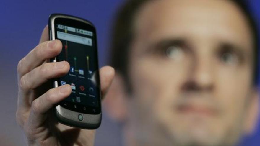 El vicepresidente de Google inc., Mario Queiroz, muestra el primer teléfono táctil diseñado y distribuido directamente por la compañía.