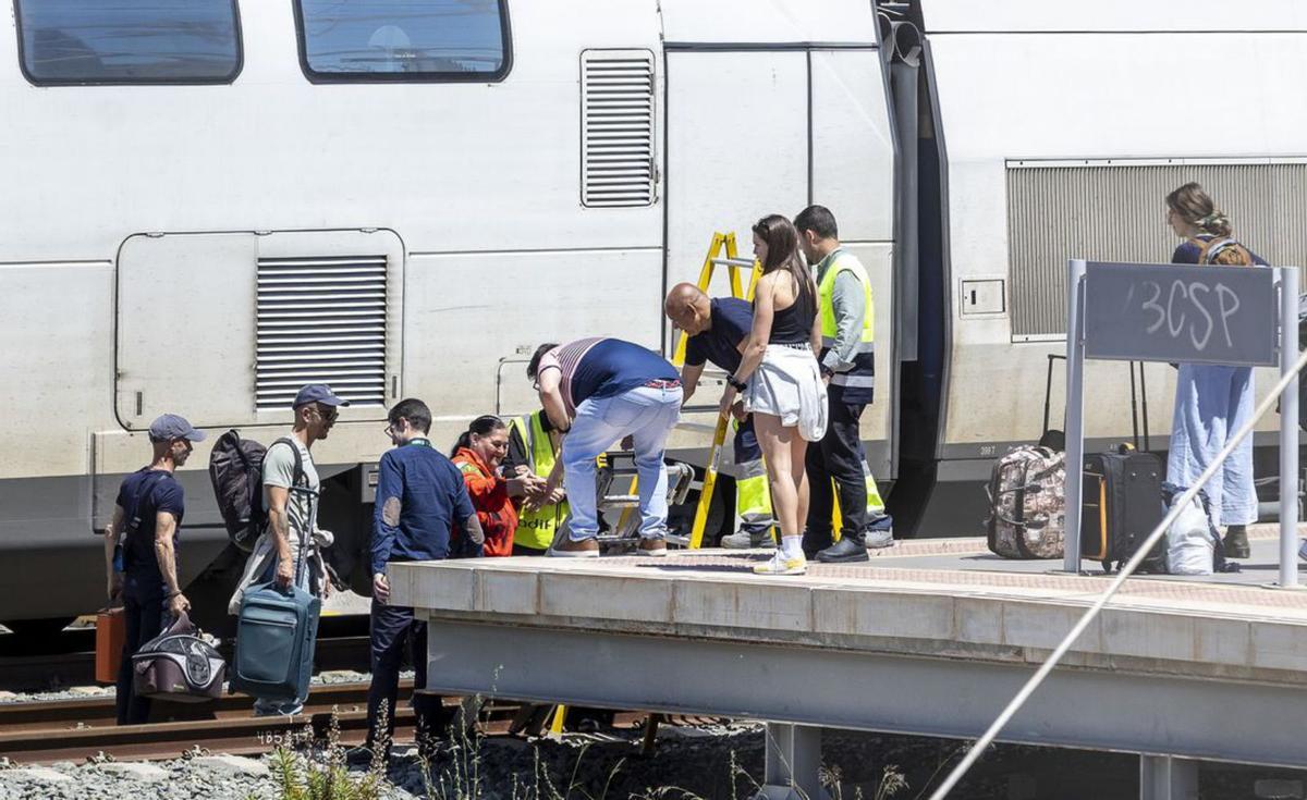Se abrió solo una de las puertas del tren. | ALEX DOMÍNGUEZ / RAFA ARJONES
