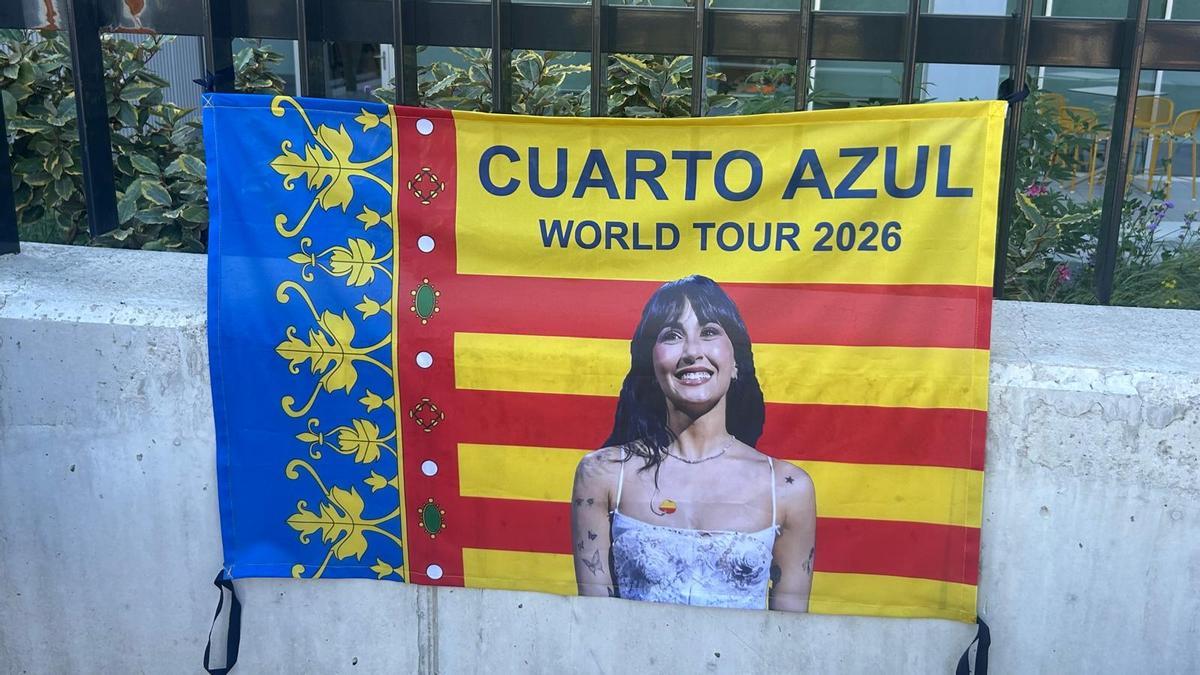 Senyera con la figura de Aitana y el titulo de la gira de la cantante catalana a las afueras del Roig Arena