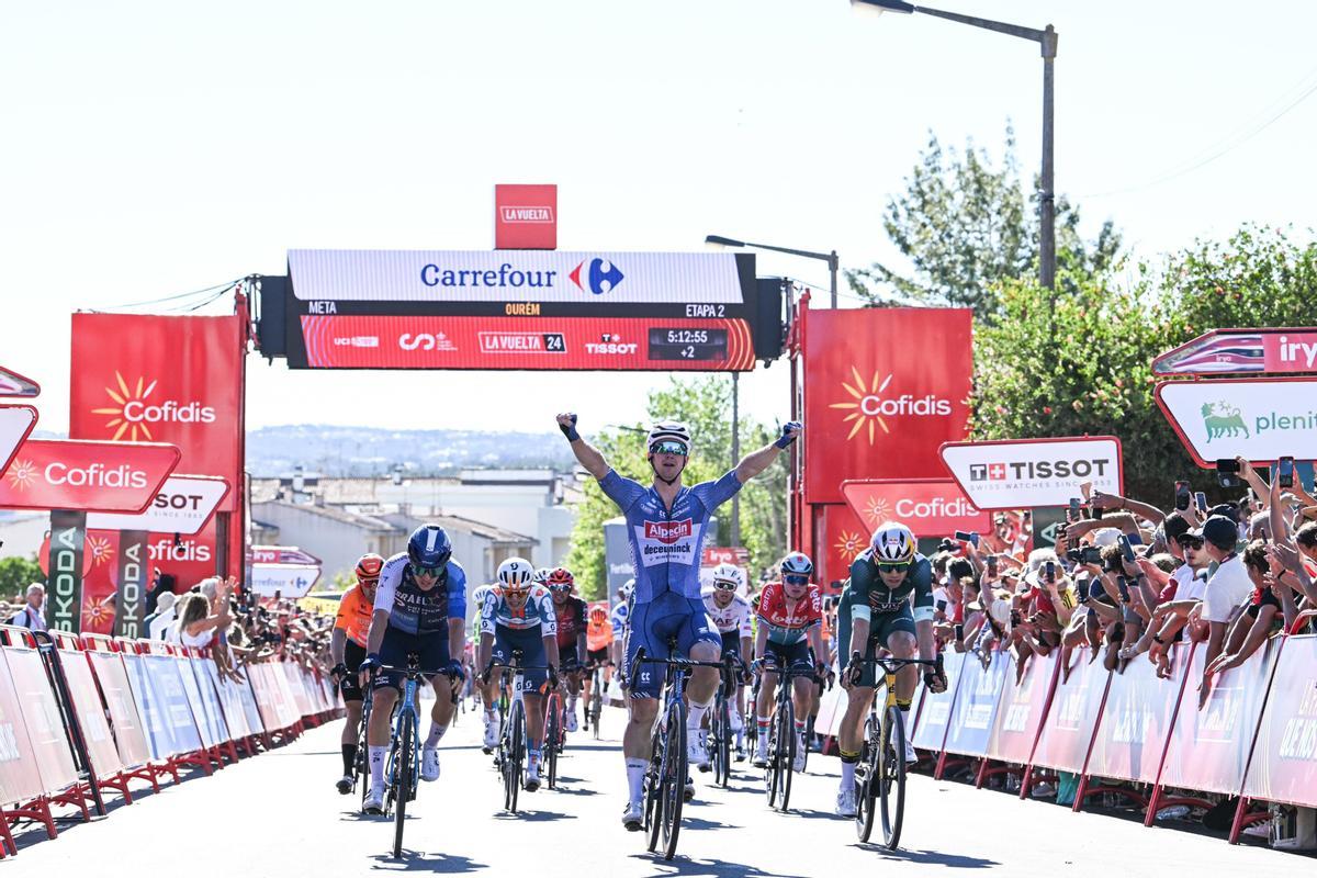 18/08/2024 El ciclista australiano Kaden Groves (Alpecin-Deceuninck) ha ganado este domingo la segunda etapa de La Vuelta 24, disputada en Portugal entre Cascais y Ourém sobre 194 kilómetros, en una jornada atípica por su lentitud DEPORTES @CXCLING/UNIPUBLIC