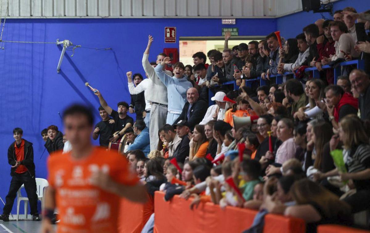 La afición anima sin cesar en Es Pratet. | | MARCELO SASTRE