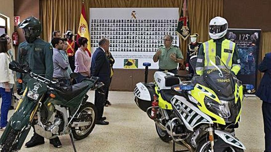 El guardia civil Luis José Santamaría explica los detalles de la muestra durante la inauguración .