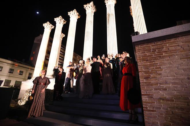 Desfile inspirado en Julio Romero en el Templo Romano
