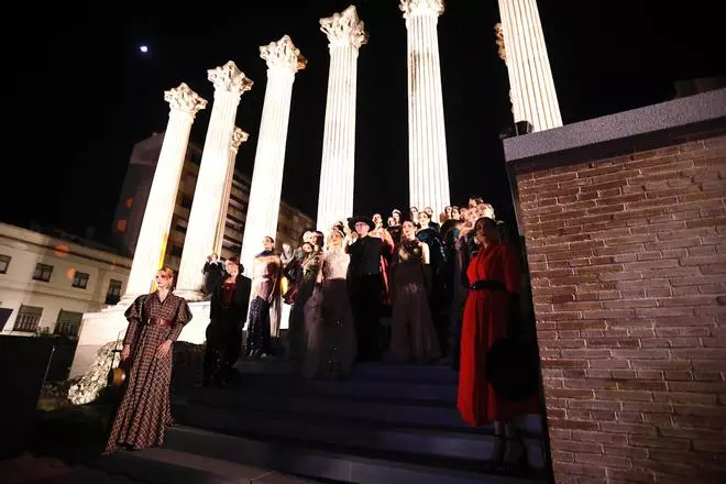 Desfile inspirado en Julio Romero en el Templo Romano