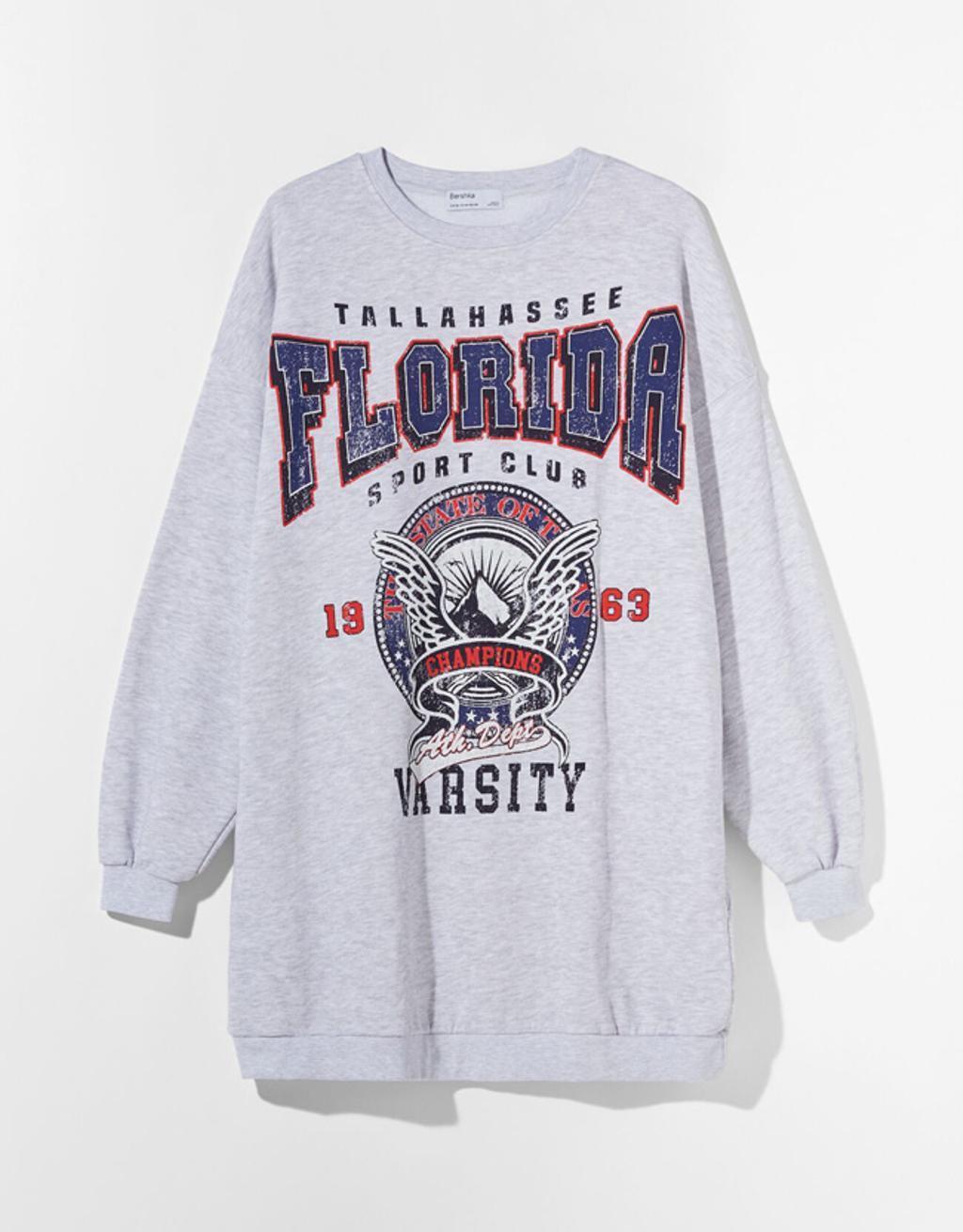 Sudadera gris XL con estampado, de Bershka. (Precio: 22,99 euros).