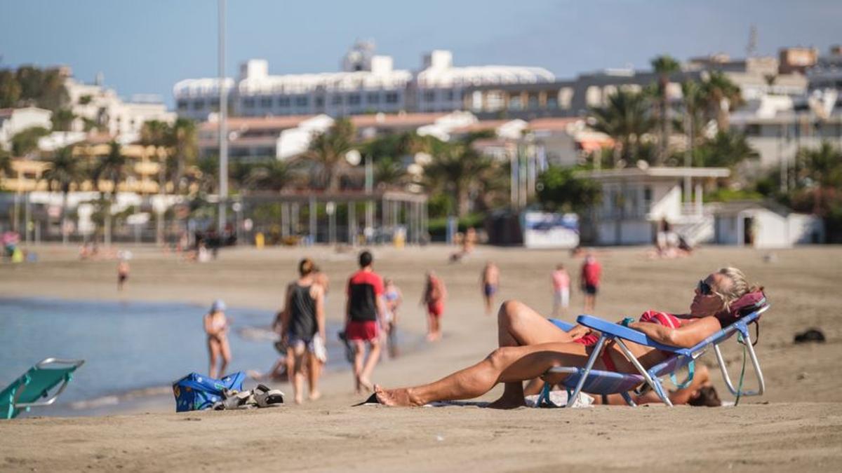 Turistas en la playa de Los Cristianos, al sur de Tenerife.