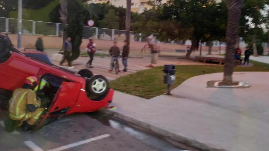 Un vehículo vuelca tras chocar con otro aparcado en el centro de Torrevieja