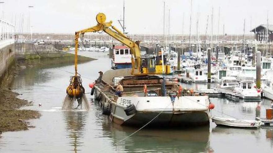 Dragado del canal de acceso a los pantalanes de la dársena de Fomentín del puerto deportivo, en mayo de 2008.