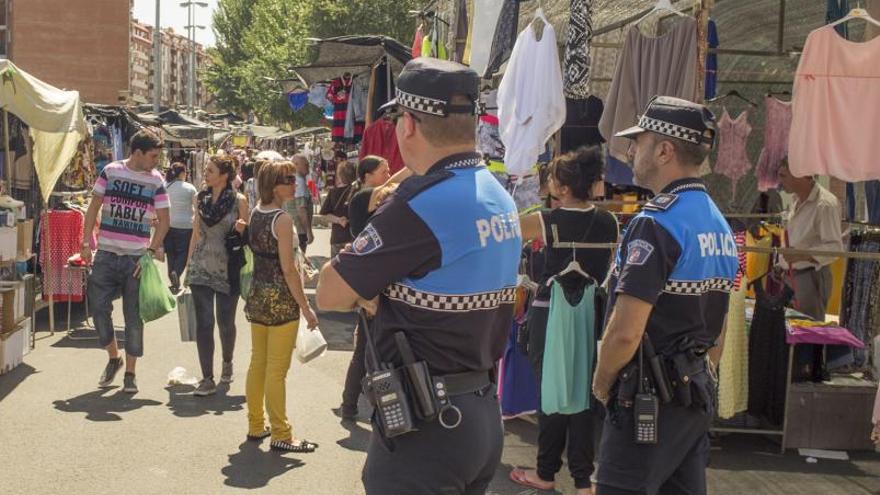 Dos policías en labores de vigilancia en el mercadillo de la ropa.