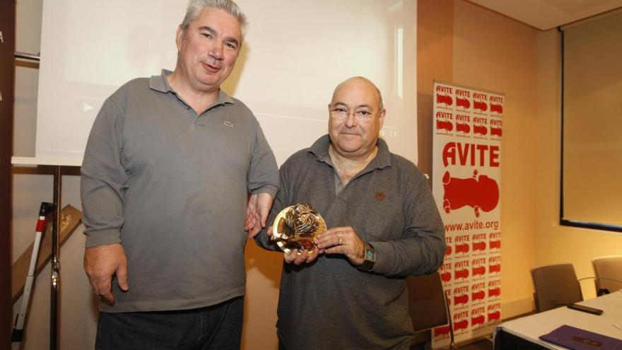 Rafael Basterrechea (i) y José Riquelme, con el premio.