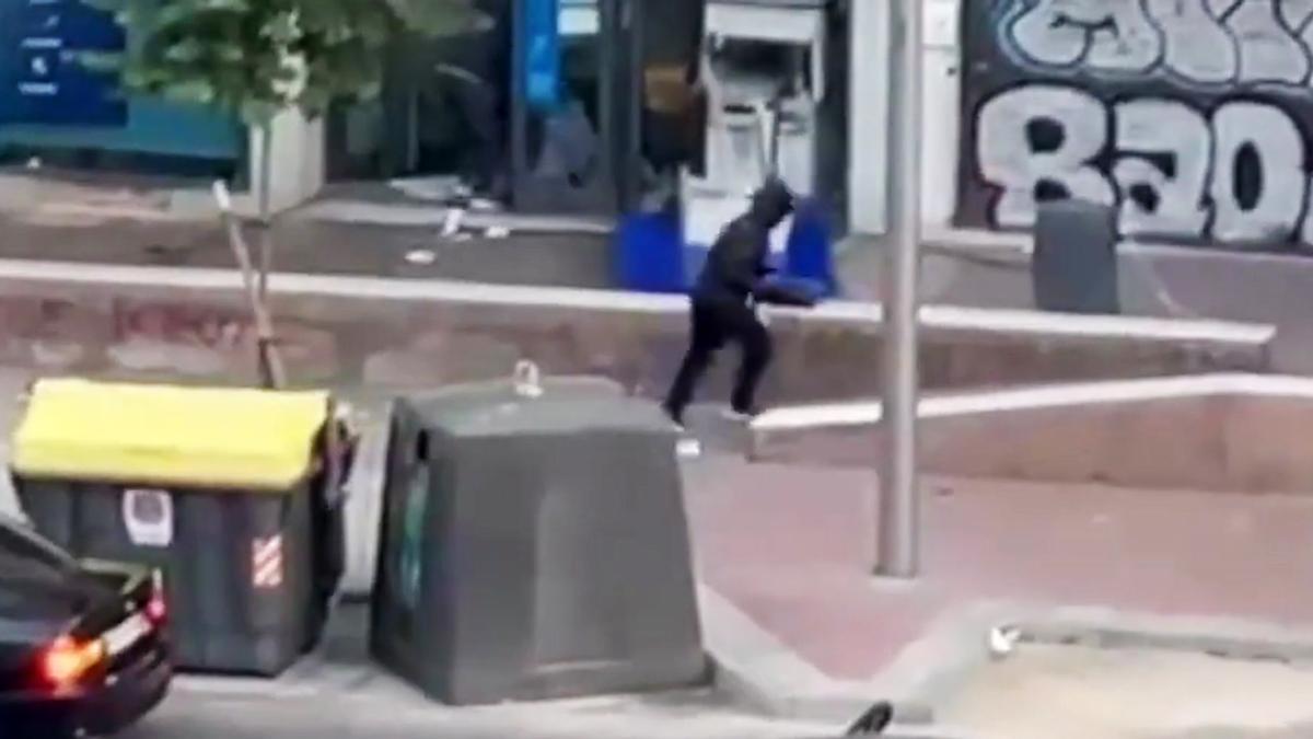 Revientan un cajero automático del BBVA en Madrid y vecinos recogen billetes del suelo