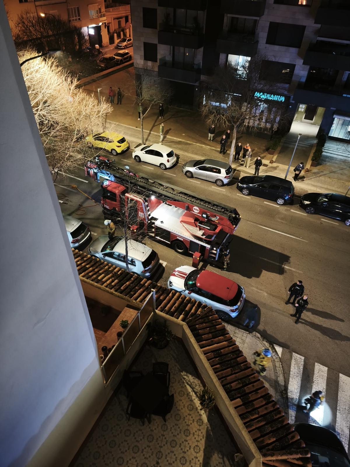 Bombers de Palma junto al edificio de la calle Joaquim Togores, donde se ha declarado el incendio.