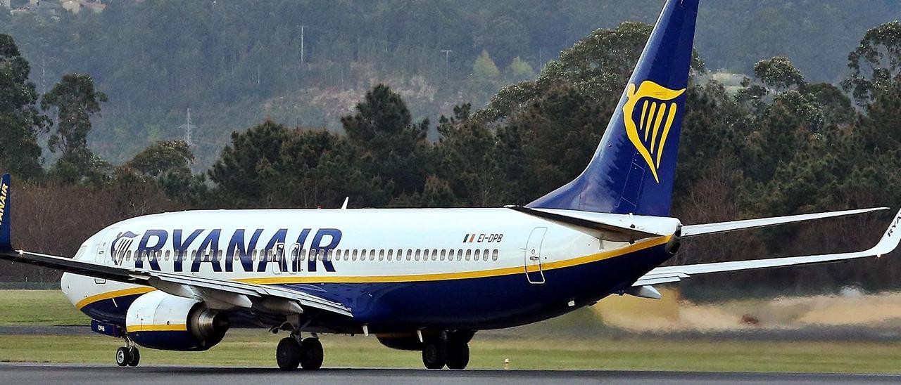 Un avión de Ryanair en la pista de Peinador, en abril 2019, 
antes de abandonar la terminal viguesa.   | // MARTA G. BREA