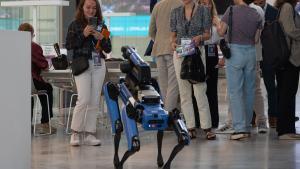 Un modelo del robot Spot en el edificio DFactory Barcelona