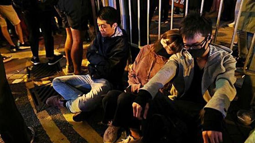Manifestants dormen a l&#039;exterior de la universitat.