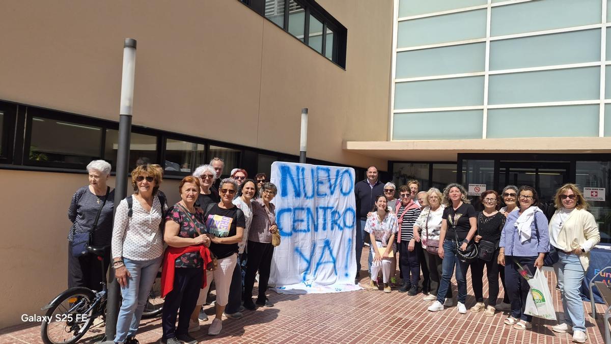 Pacientes y profesionales durante la protesta bajo el lema "Nuevo centro ya" en Santa Eulalia