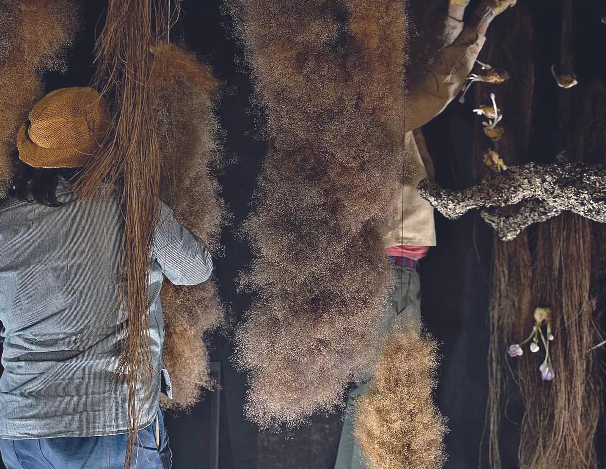 Preparando la inquietante instalación que presentó Thierry Boutemy en La Merced.