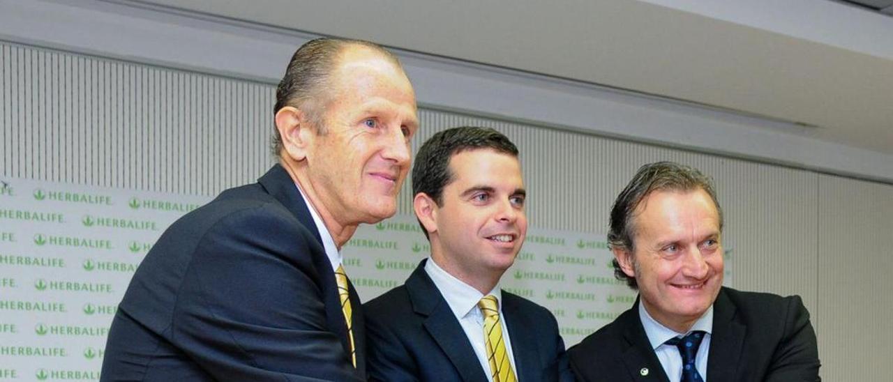 Joaquín Costa –izq–, junto a Lucas Bravo de Laguna y Carlos Barroso, director de Herbalife en España. | | SABRINA CEBALLOS