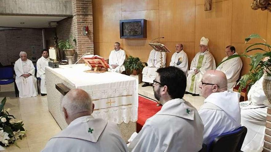 Un momento de la misa funeral; presidiendo, el obispo auxiliar de Santa Cruz de la Sierra (Bolivia), Braulio Sáez García.