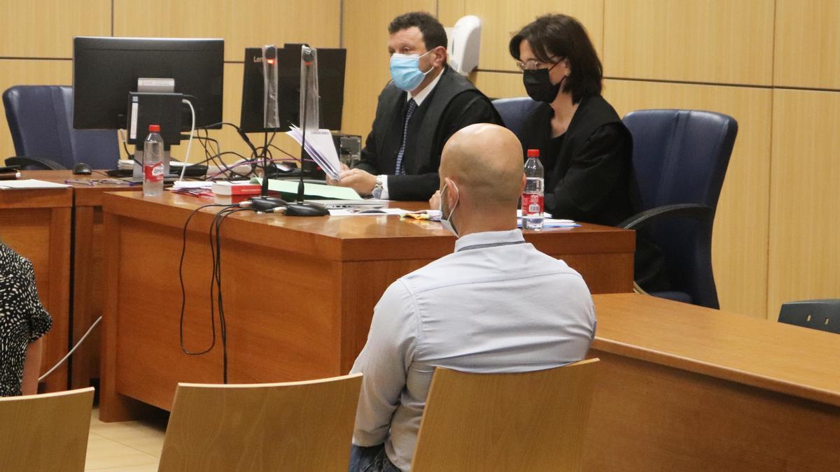 El acusado de violar a su hija desde los siete años en el juicio celebrado en la Audiencia Provincial de Valencia.