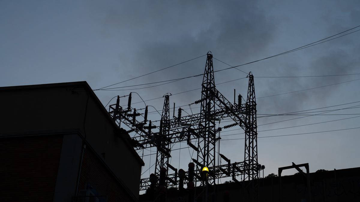 Archivo - Tendido eléctrico, a 31 de diciembre de 2022, en Barcelona, Cataluña (España).