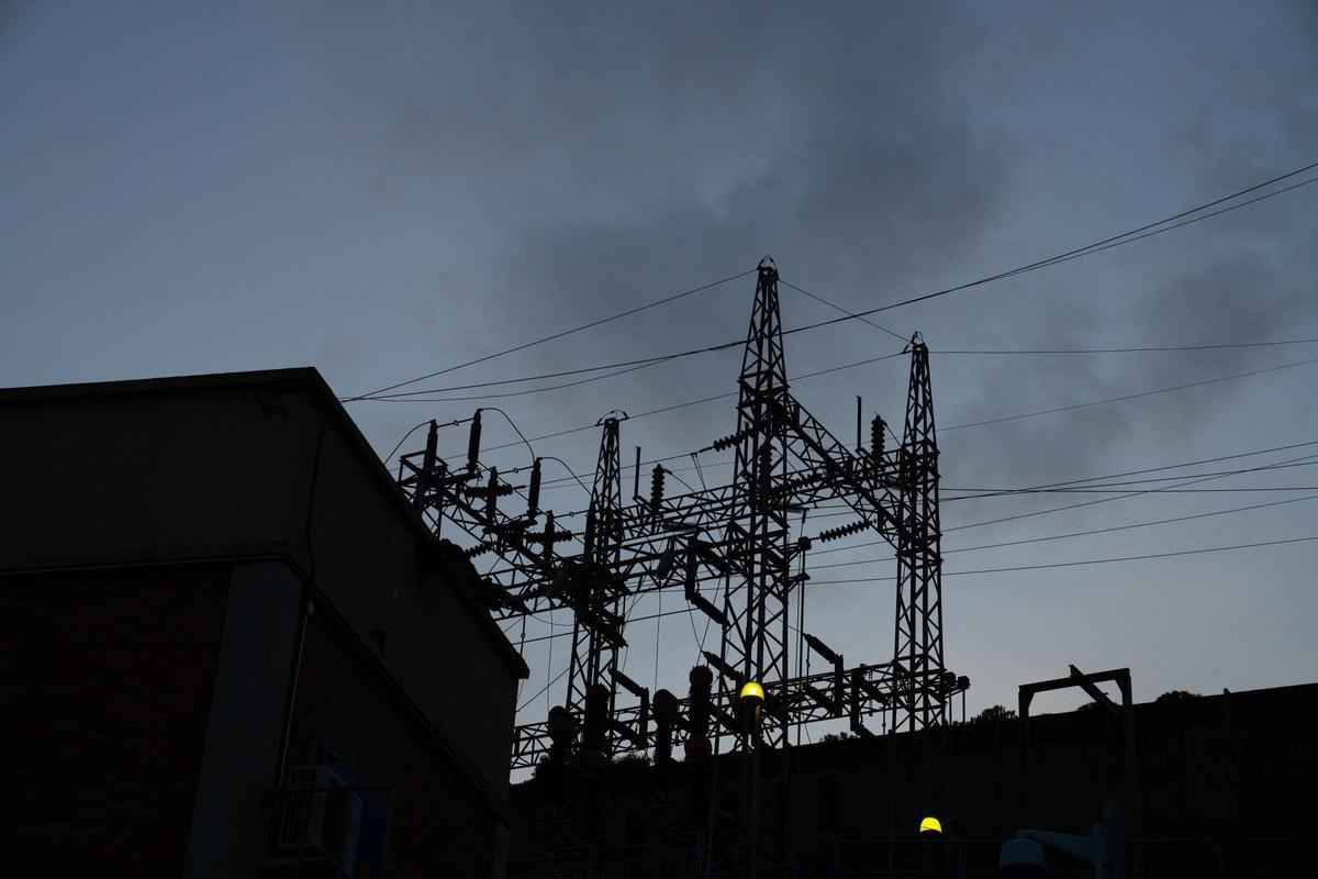 Archivo - Tendido eléctrico, a 31 de diciembre de 2022, en Barcelona, Cataluña (España).