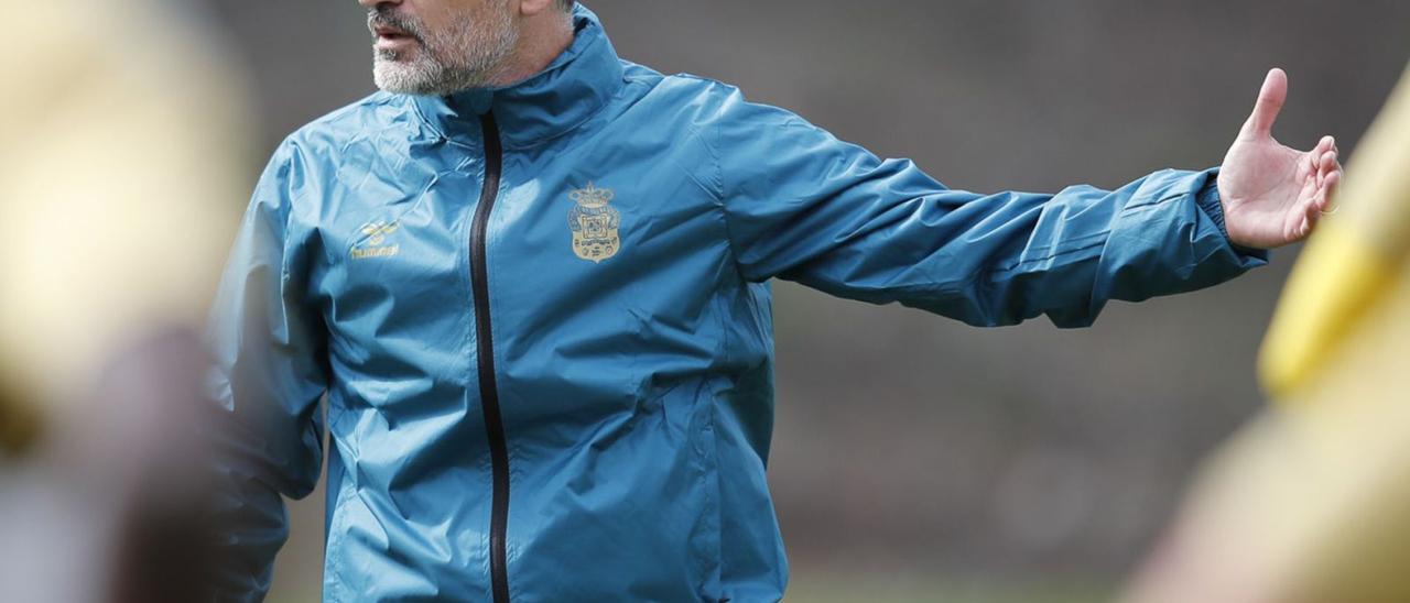 El preparador barcelonés Xavi García Pimienta, ayer, durante su primera sesión al frente de la UD Las Palmas en la Ciudad Deportiva de Barranco Seco.