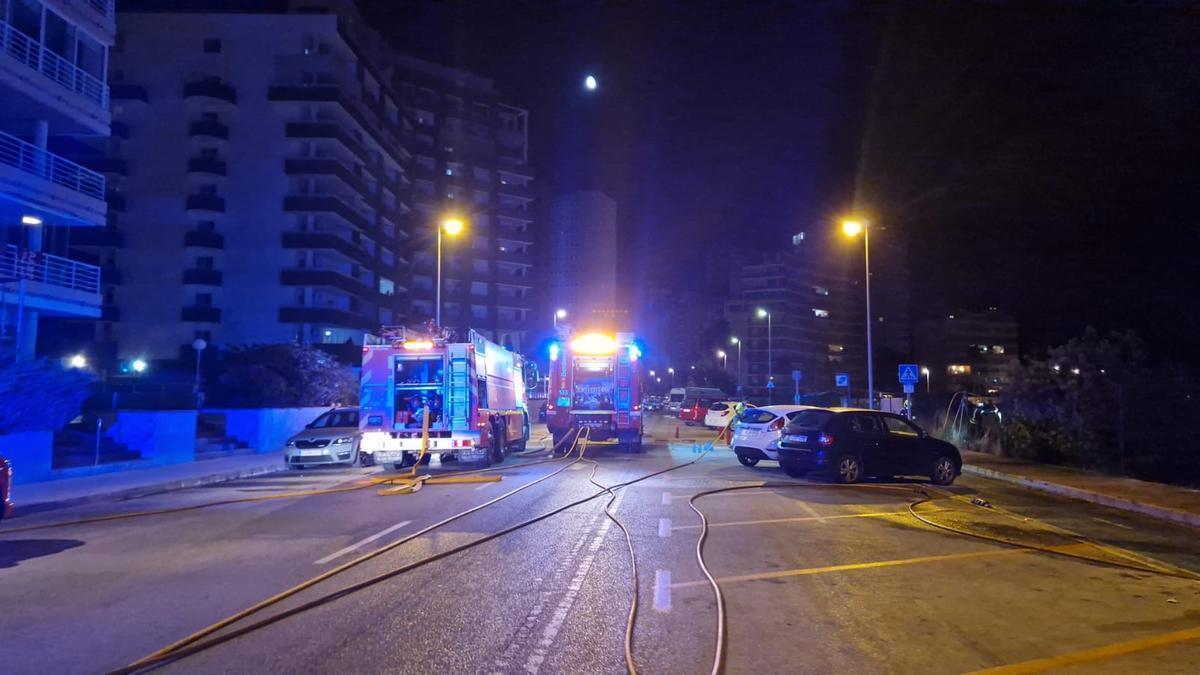 Camiones de bomberos junto a los terrenos de Banys de la Reina .