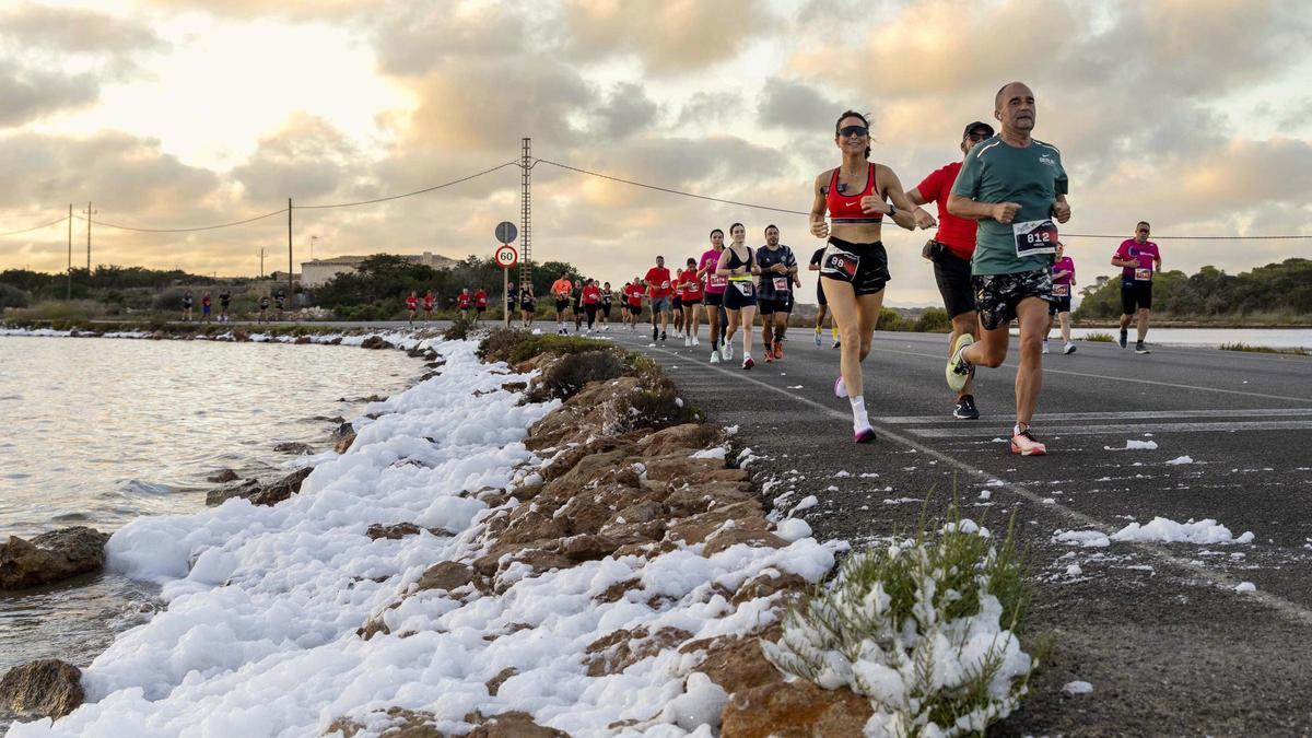 Varios corredores trotan duran la 15k Formentera Sunset Run