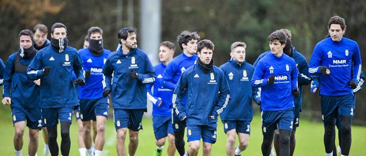 La plantilla del Oviedo se ejercita ayer en El Requexón en la vuelta al trabajo tras las vacaciones. | Real Oviedo