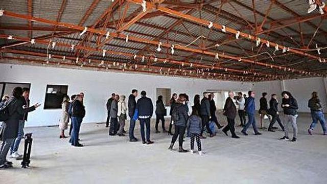Políticos, técnicos y empresarios de restauración recorren las dependencias de la futura Escuela.