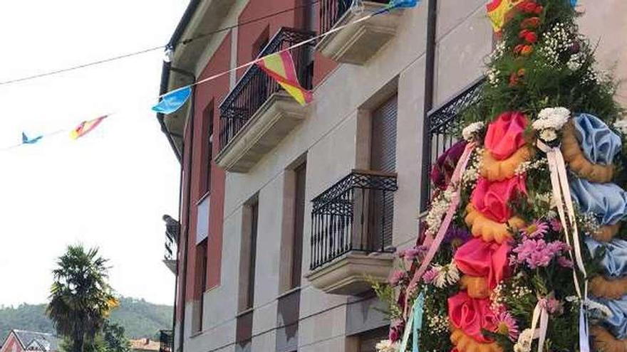 Porruanos llevando el ramo seguidos de aldeanas en Nueva, ayer.