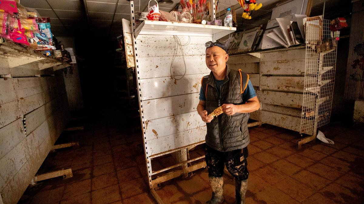 Un comercio afectado por la dana en Paiporta