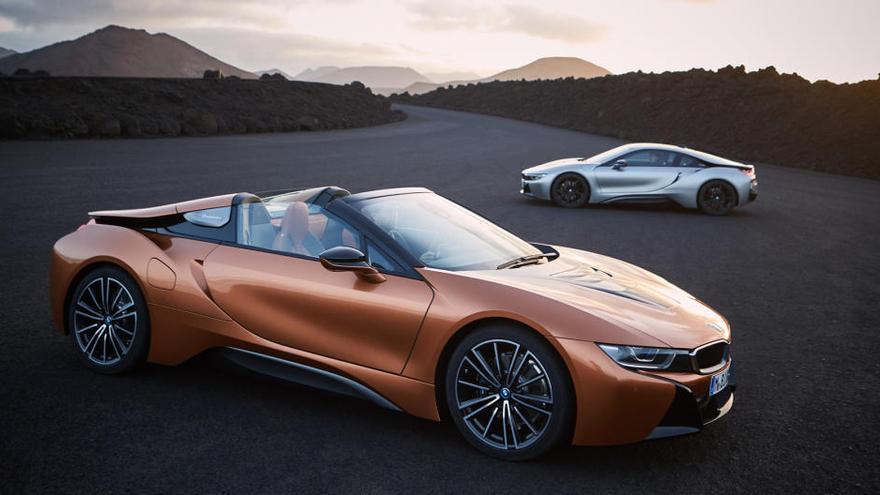 El i8 Roadster muestra una atractiva imagen al más puro estilo targa.