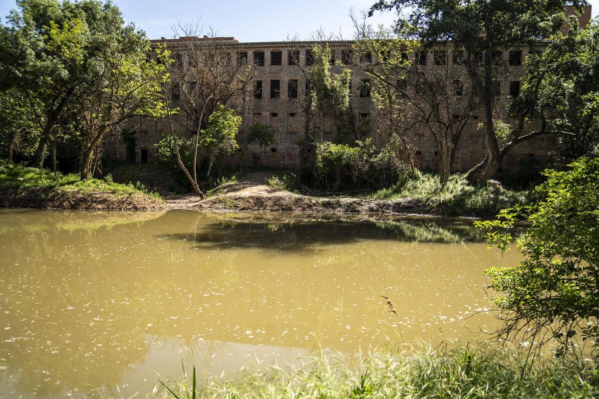 Una vista de l’antiga fàbrica dels Panyos de Manresa fotografiada des de la riba més pròxima al Congost