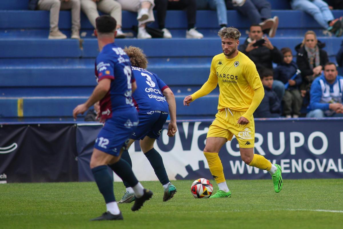 Samu Vázquez trata de progresar con la pelota por la banda derecha.