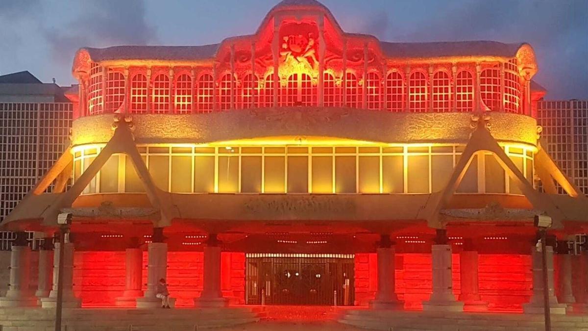 La Asamblea Regional iluminada con los colores de la bandera de España.