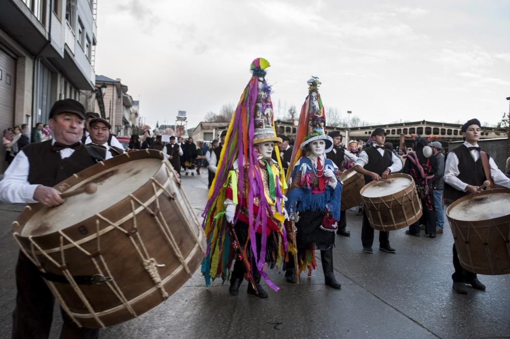 Viana reunió ayer a 39 grupos de carnavales ancestrales y foliones de España y Portugal que hoy repiten "mascarada" en Vilariño