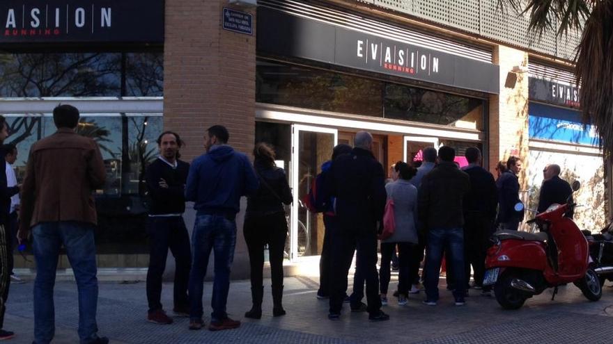 Colas en la tienda por los precios de liquidación.