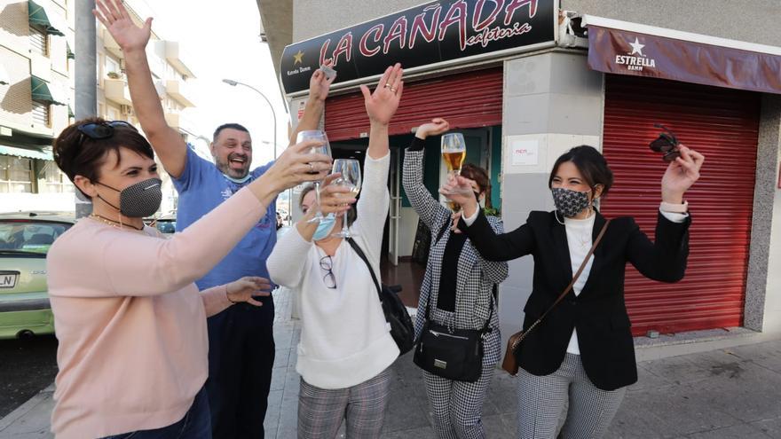 Celebración en el bar de El Altet en el que se ha vendido el quinto premio de la Lotería de Navidad