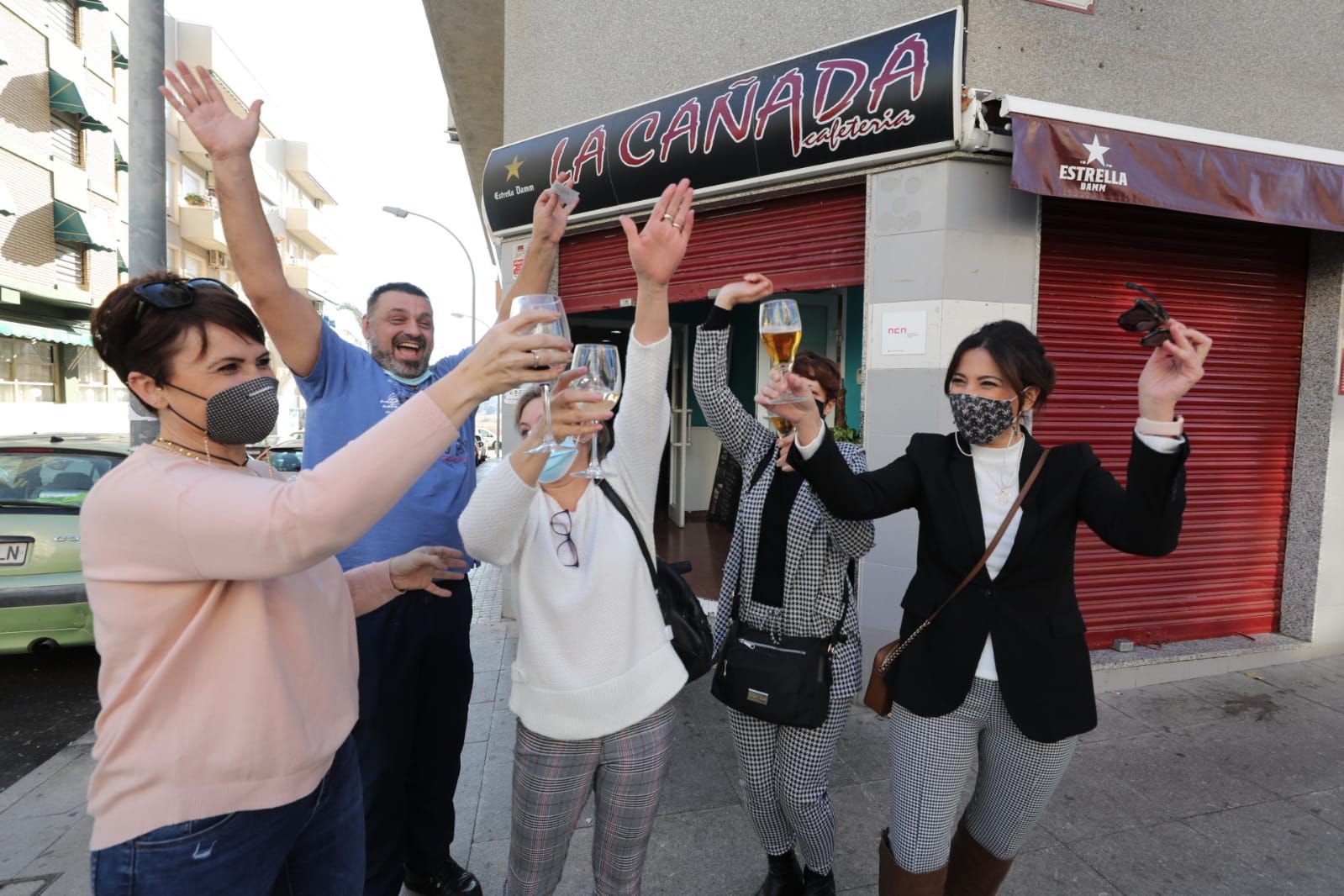 Celebración en el bar de El Altet en el que se ha vendido el quinto premio de la Lotería de Navidad