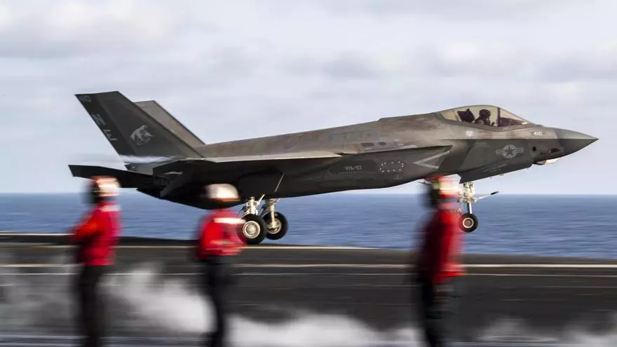 Cazas norteamericanos despegan de la pista del portaviones Carl Vinson, en aguas próximas a Irán