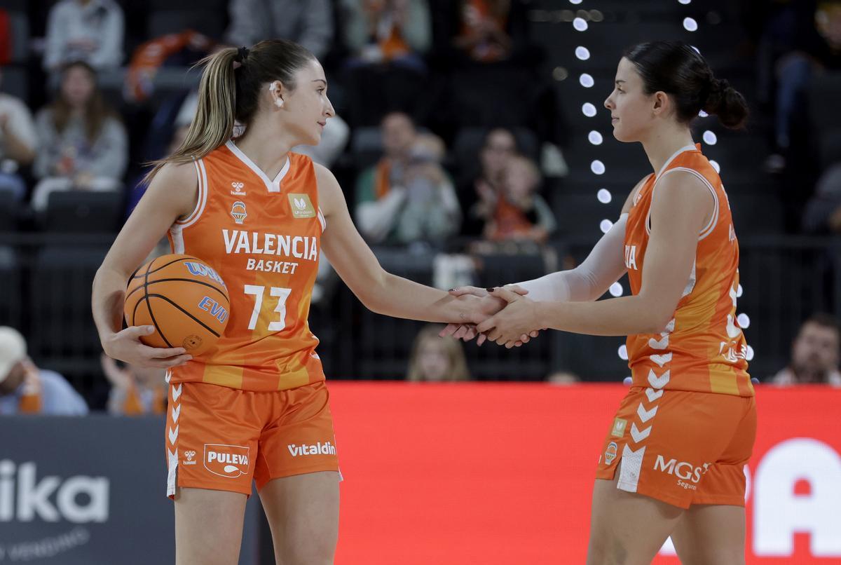 Marta Llompart en la pista junto a Elena Buenavida