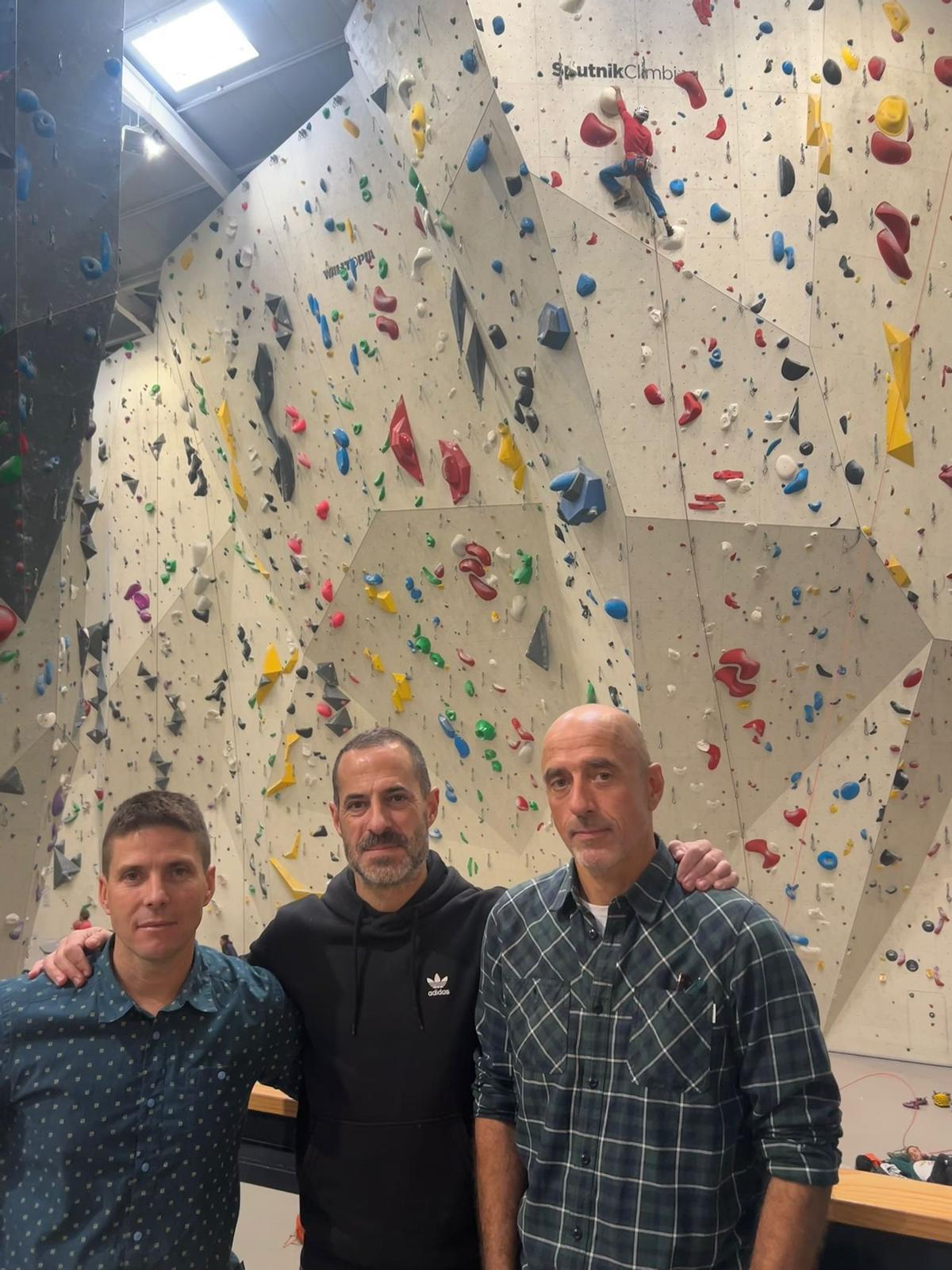 El alcalde, con los responsables de la firma, en Las Rozas.