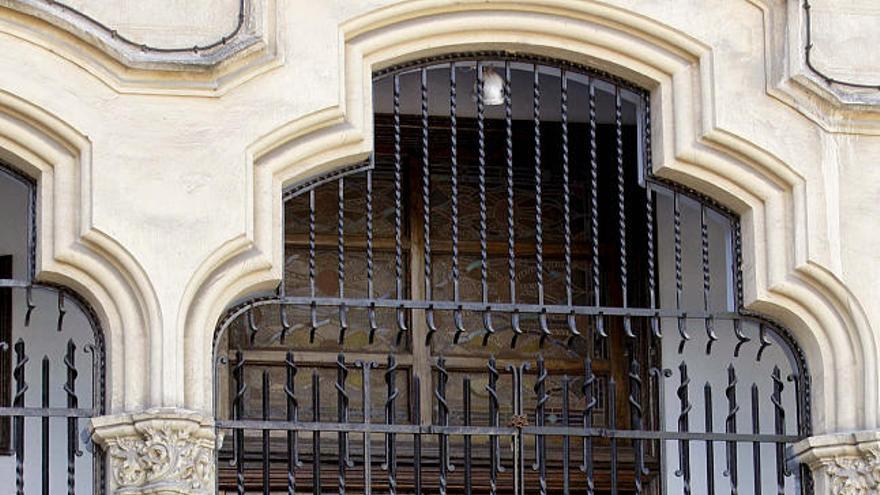 Puerta de la parroquia de Santa Teresa y San José, donde fue hallado el bebé