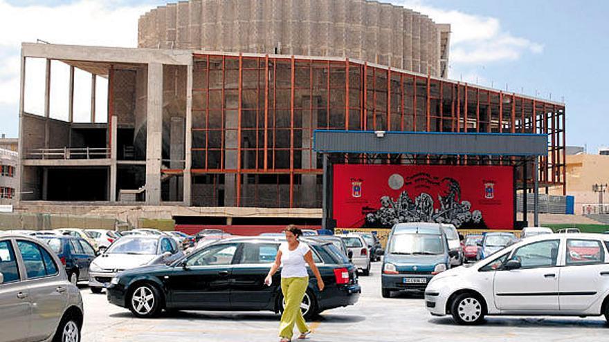 Aspecto actual del Palacio, con la estructura metálica roja dañada y sus cubiertas sin impermeabilizar.