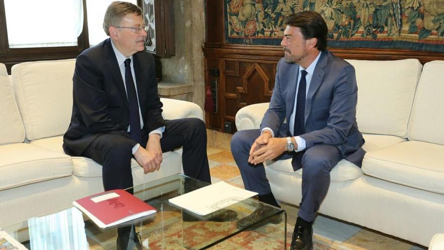 El presidente de la Generalitat con el alcalde, Luis Barcala, en la reunión celebrada esta mañana en el Palau