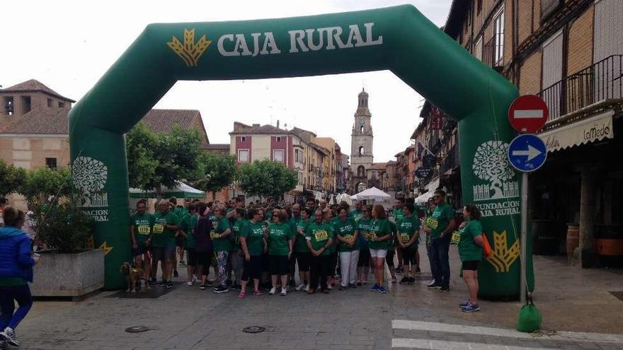 Dos momentos de los participantes en la marcha solidaria.