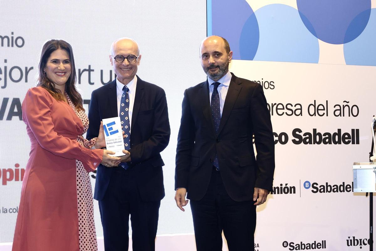 Joaquín Gómez, director del Instituto de Fomento Región de Murcia, entrega el premio a Toni Vilaplana.